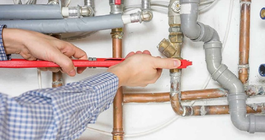 How to Handle Plumbing and Gas Issues Safely